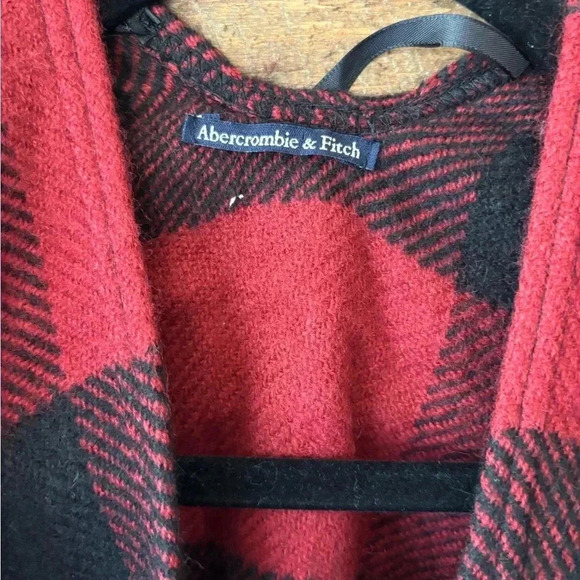 Abercrombie & Fitch blanket scarf poncho red black women’s cozy timeless holiday - Picture 4 of 8